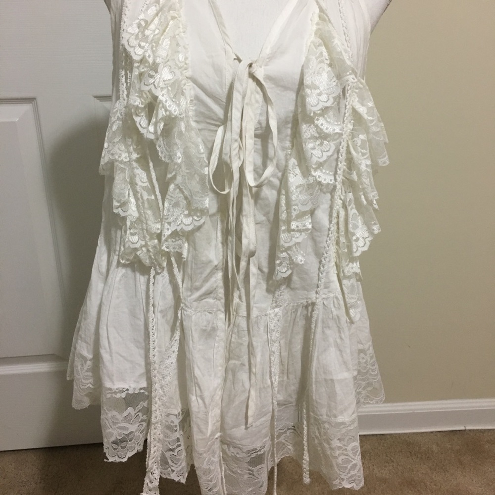 Lace and cotton sleeveless blouse.